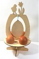Podstawka pod 4 jajka, do ozdabiania , z wycięciem do zawieszania ozdobnego jajka: Kurczak z kwiatem Kod : SKL-Z416 Podstawka pod 4 jajka, do ozdabiania , z wycięciem do zawieszania ozdobnego jajka: Kurczak z kwiatem Kod : SKL-Z416